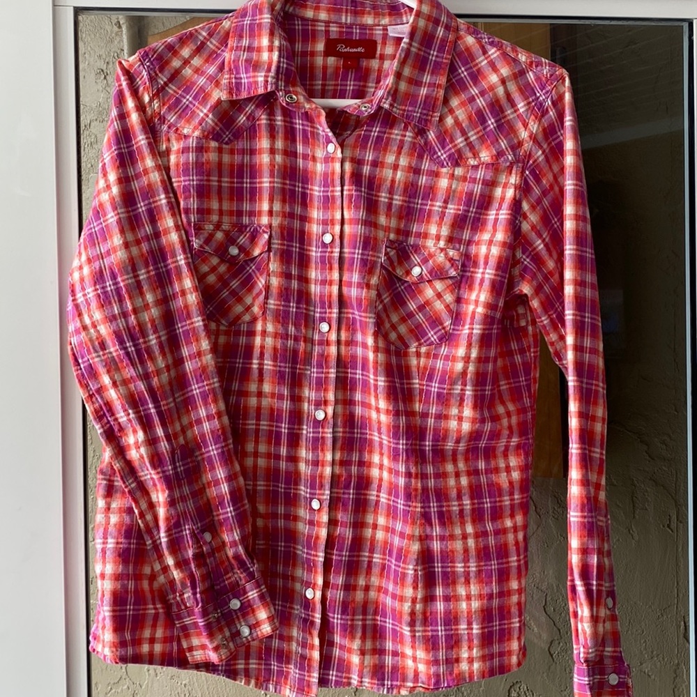 Gingham pink & orange with silver stripe.  Cute!! Non smoking home.